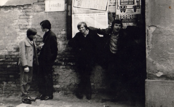 Eman + Karel + Mira + Jirka u zdi s plakáty, 1967