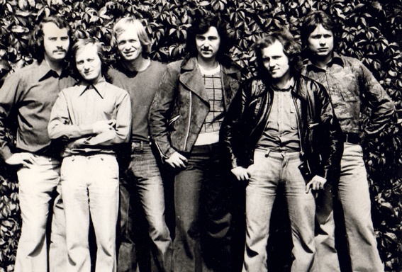 Kapela v parku, 1976