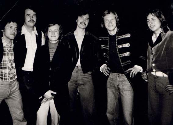 Kapela od fotografa, 1976